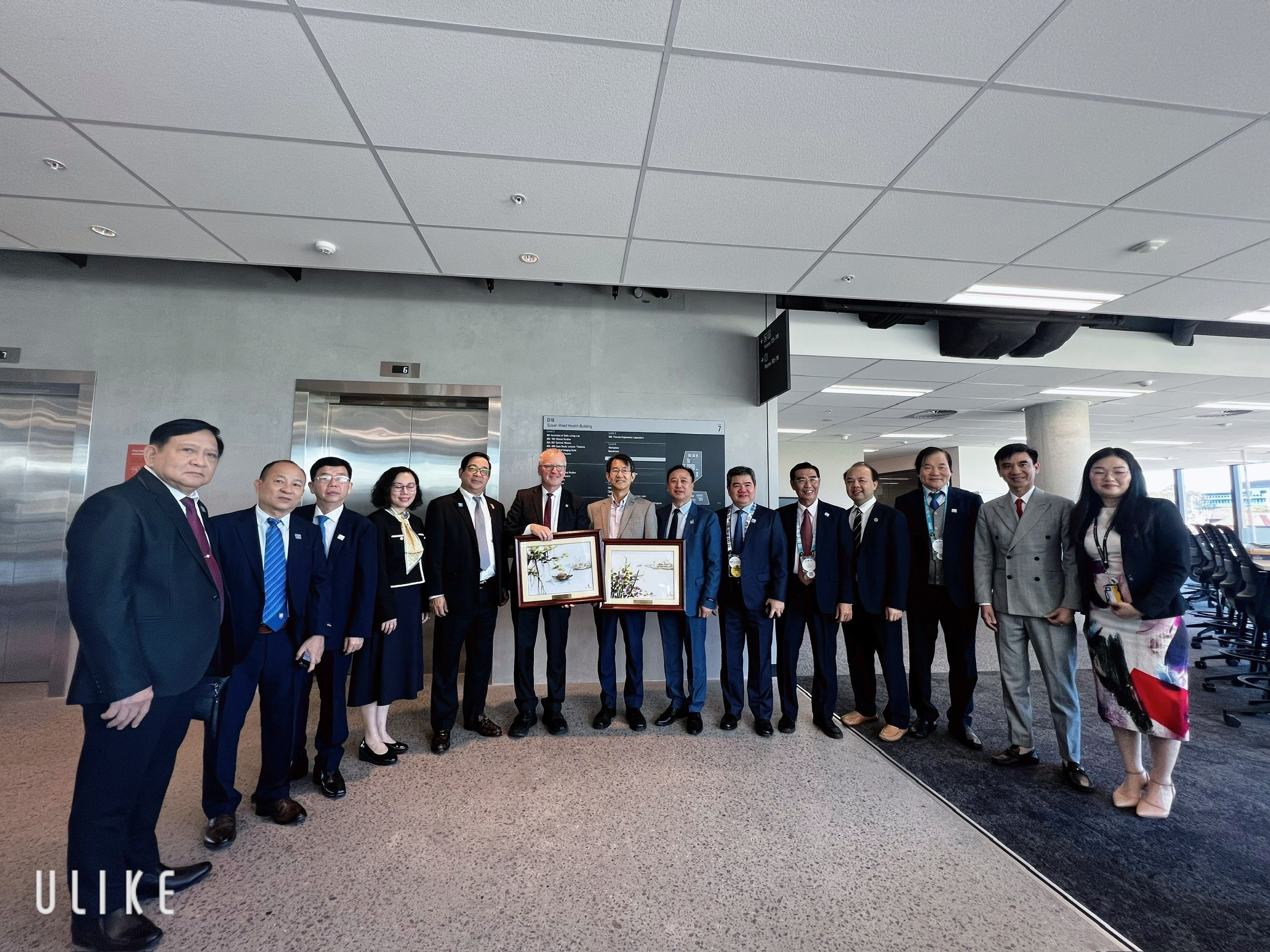 Tặng quà lưu niệm cho trường Đại học Sydney